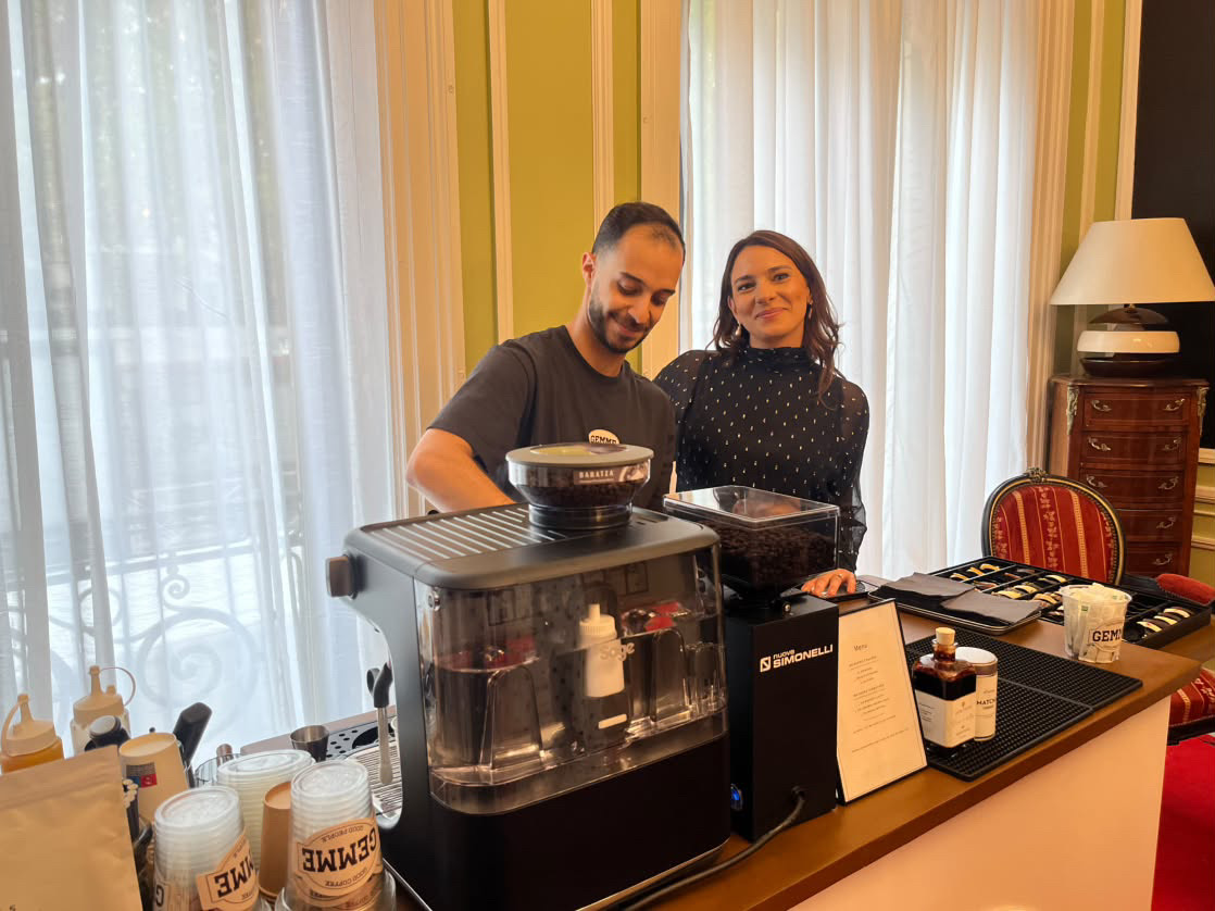 L’équipe GEMME autour de son bar à café lors d’un événement
