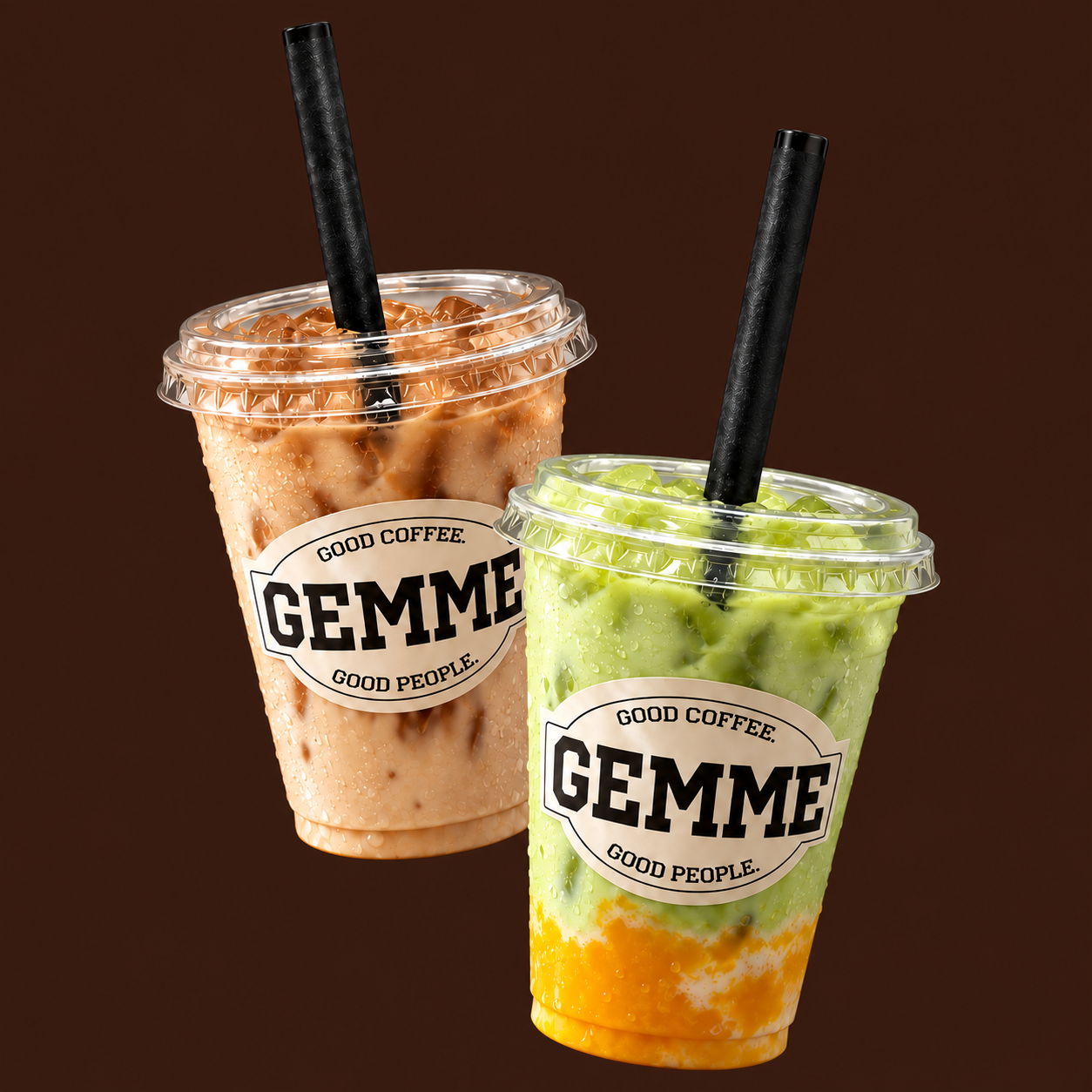 Deux gobelets GEMME : un latte glacé et un Mango Matcha
